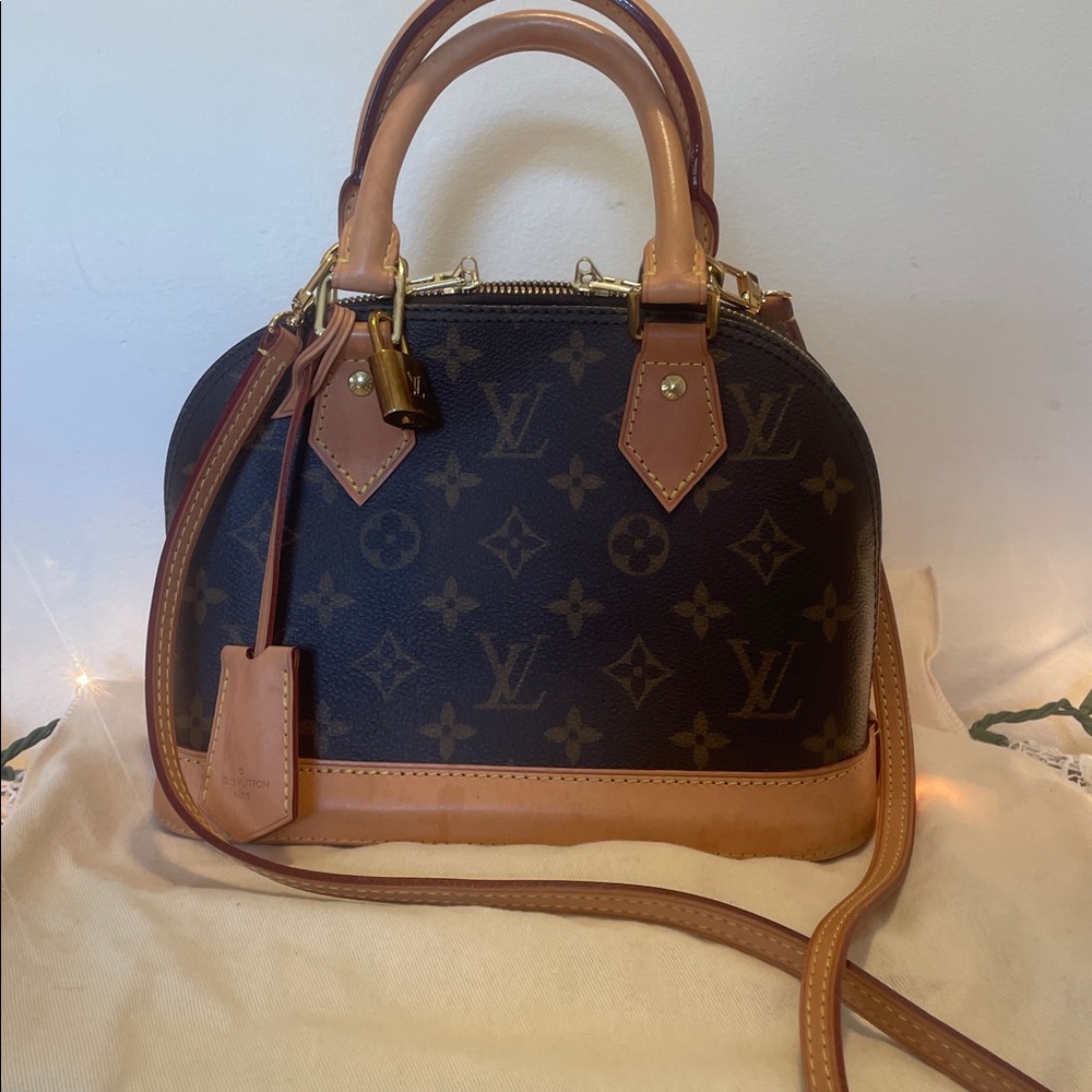 Louis Vuitton Mini Alma Handbag Crossbody Bag. Great Condition. Authentic - Picture 2 of 11